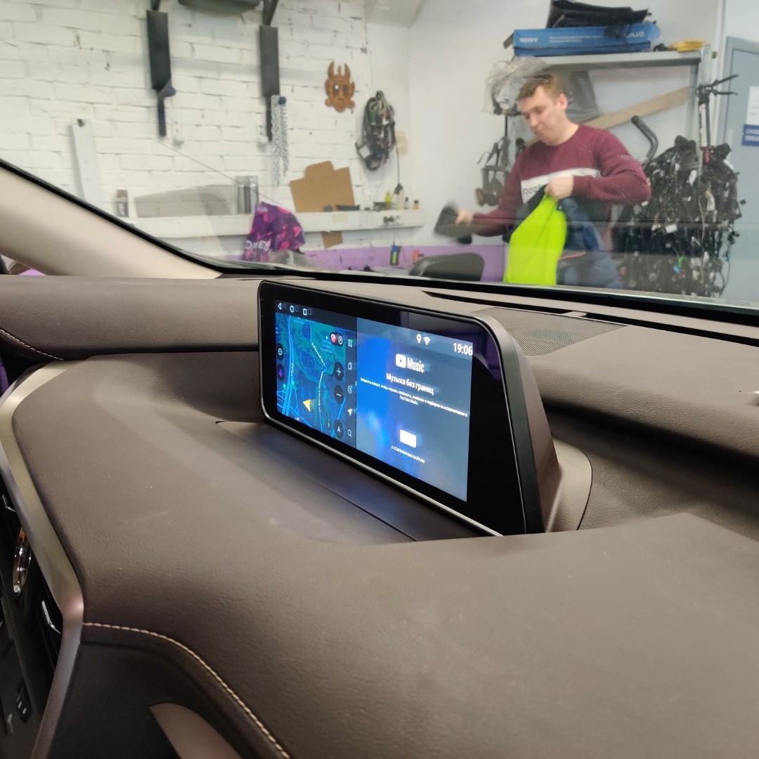 Новый экран мультимедиа и камера фронтального обзора в Lexus RX 2017
