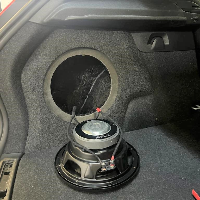 Улучшение звучания штатной аудиосистемы в Volvo XC40.