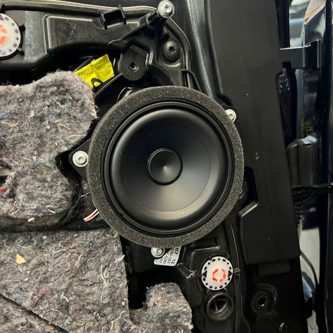 Новая аудиосистема, шумоизоляция, видеорегистратор в BMW M5 F90