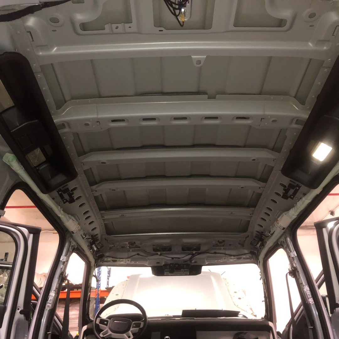 Дооснащение Land Rover Defender 2 2021. Покраска и перетяжка пленкой некоторых деталей кузова в черный глянец / Удаление запаски / Обтяжка кузова в полиуретан / Пороги / Шумоизоляция.