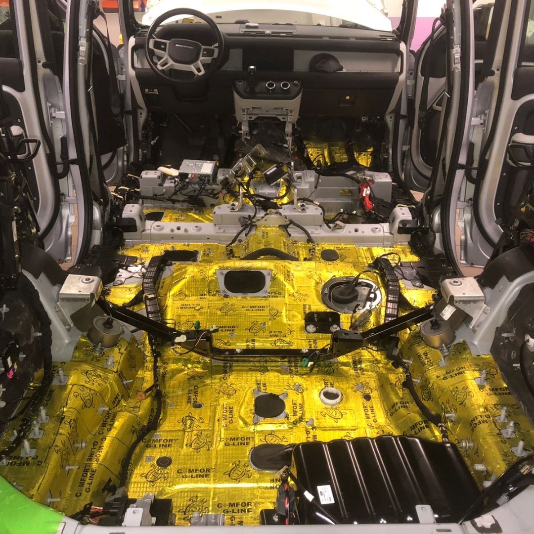 Дооснащение Land Rover Defender 2 2021. Покраска и перетяжка пленкой некоторых деталей кузова в черный глянец / Удаление запаски / Обтяжка кузова в полиуретан / Пороги / Шумоизоляция.