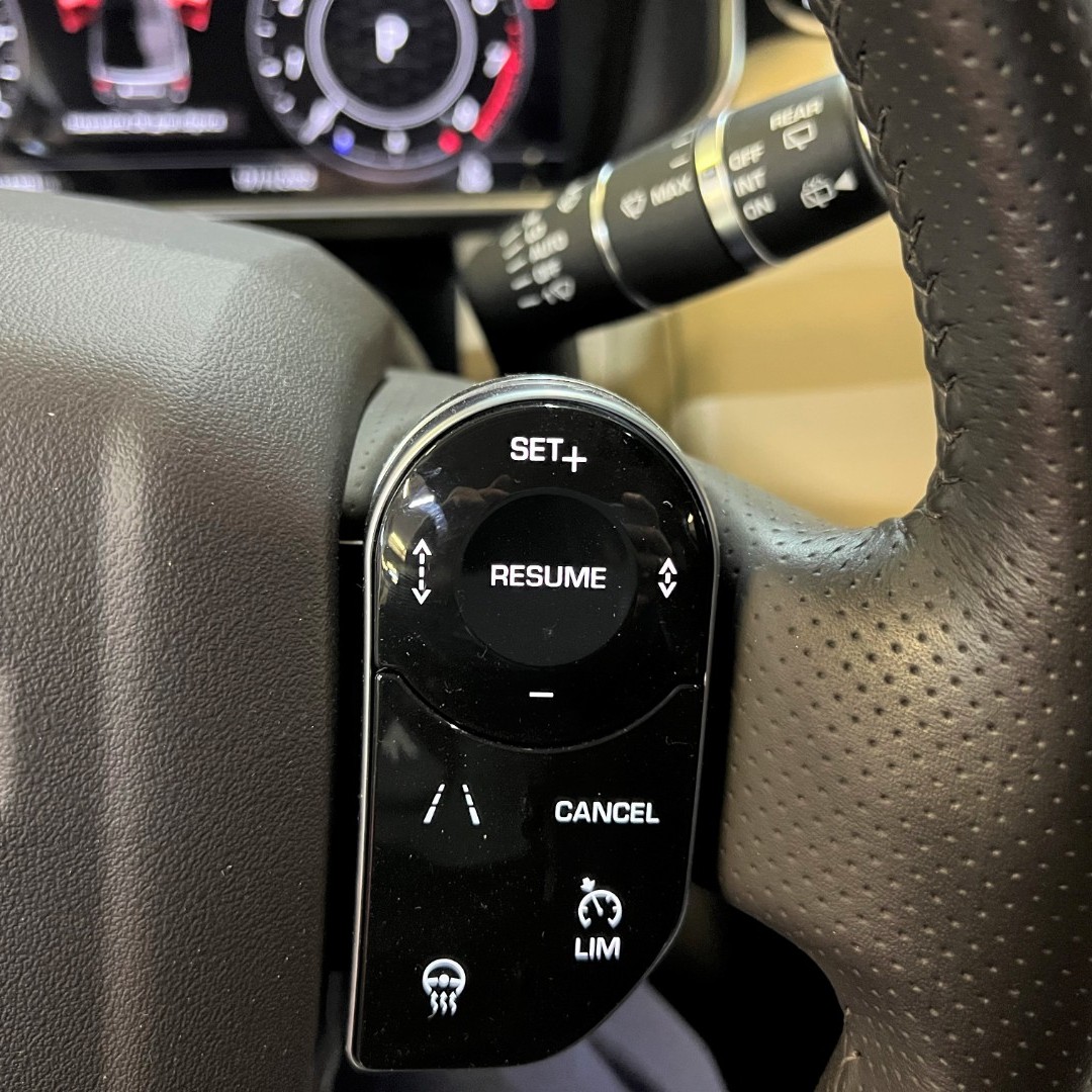 Выезжающие пороги / Мультимедиа на штатном мониторе / Адаптивный круиз-контроль / Видеорегистратор / Активация скрытых функций / Противоугонная система в Range Rover Sport 2021.