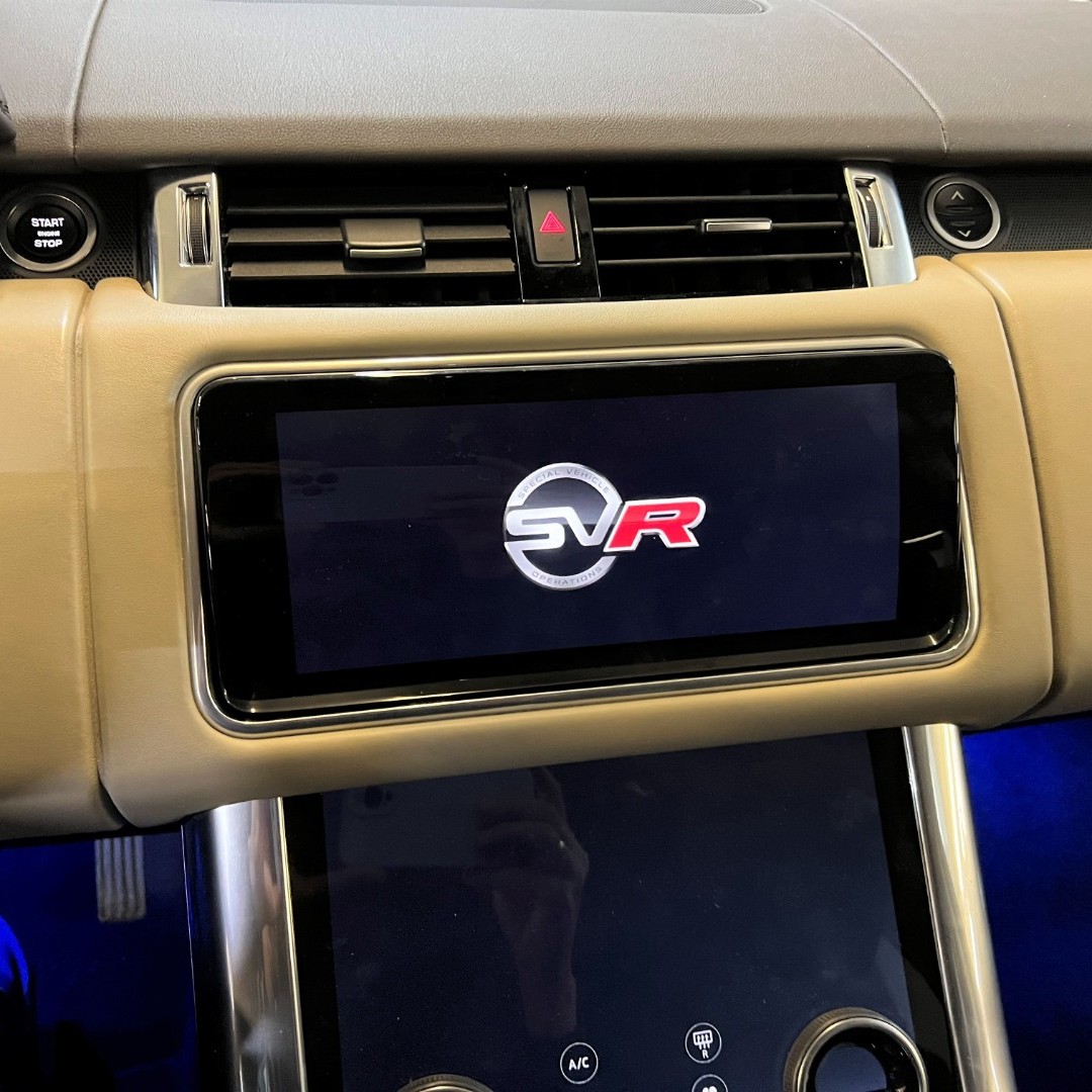 Выезжающие пороги / Мультимедиа на штатном мониторе / Адаптивный круиз-контроль / Видеорегистратор / Активация скрытых функций / Противоугонная система в Range Rover Sport 2021.