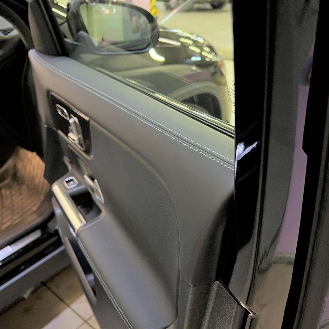 Дооснащение Mercedes GLA AMG35. Система кругового обзора / Видеорегистратор / Доводчики дверей / Перешив торпедо и верхов дверных карт / Перетяжка потолка