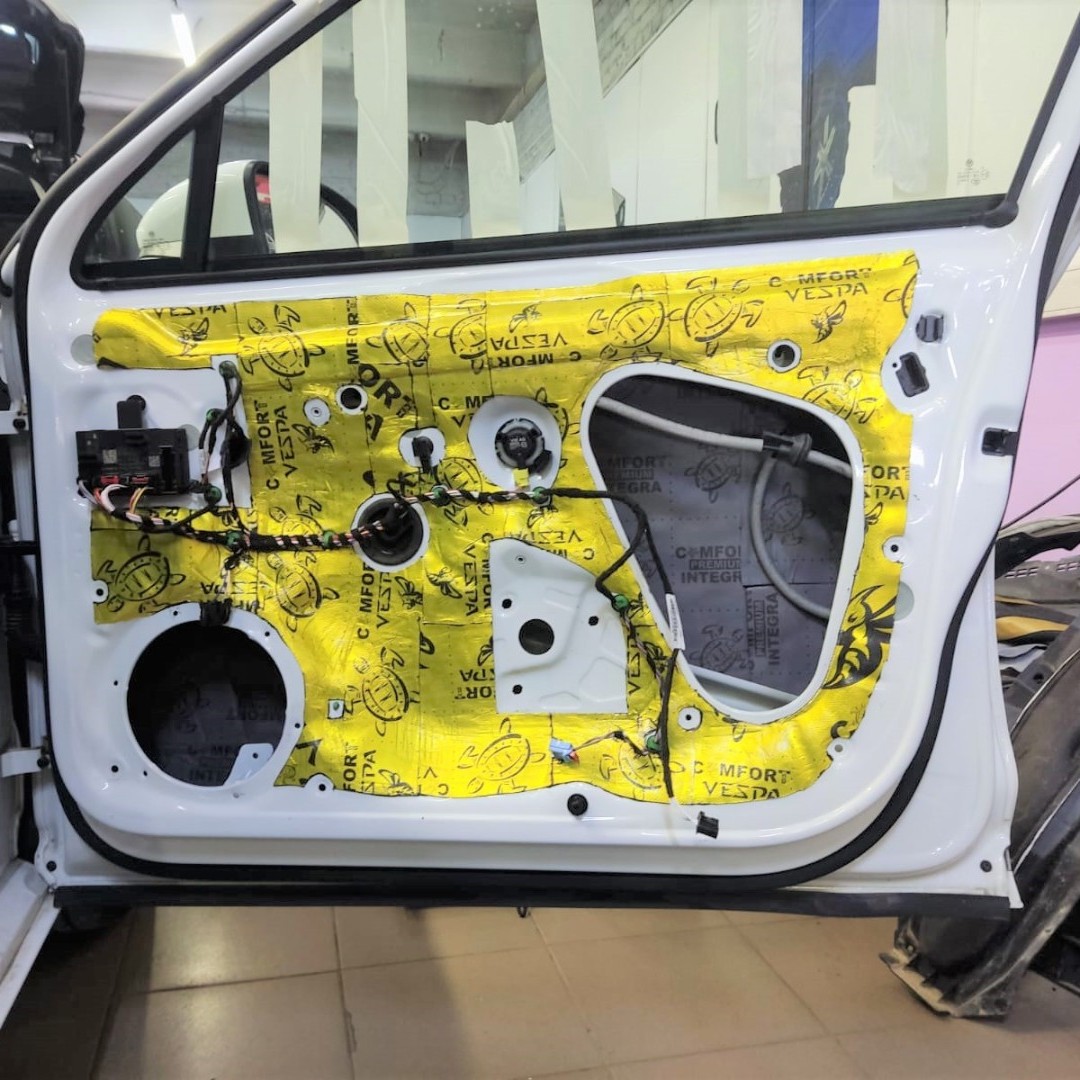Эстетичный видеорегистратор на 2 камеры, шумоизоляция дверей в VW Passat B8