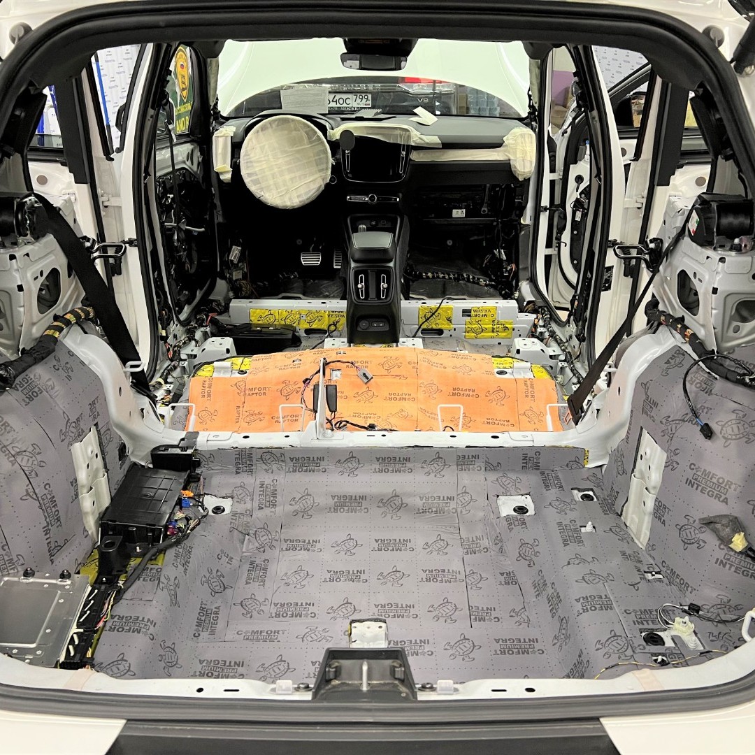Шумоизоляция (в том числе, переделка шумки арок), химчистка салона, полировка кузова, керамика в Volvo XC40