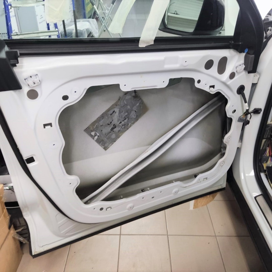 Шумоизоляция (в том числе, переделка шумки арок), химчистка салона, полировка кузова, керамика в Volvo XC40