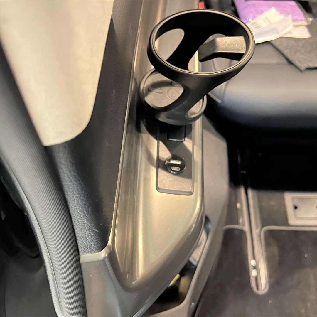 Дооснащение Mercedes V-class. Удлинение рельс / Мониторы для задних пассажиров / Дополнительные розетки / Реставрация пластика / Шумоизоляция.