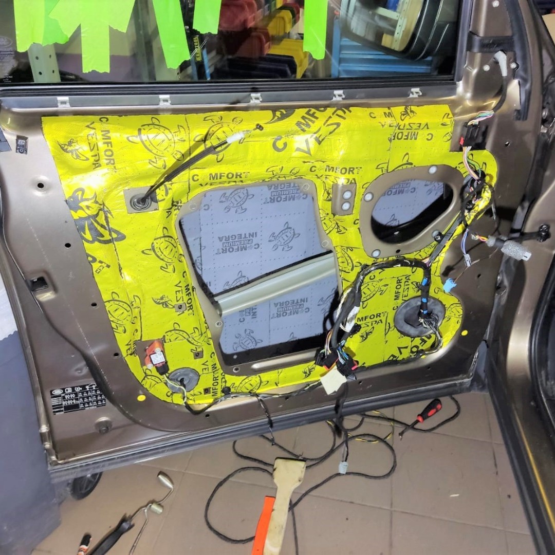 Дооснащение Land Rover Discovery 4. Мультимедиа / Шумоизоляция / Система контроля давления в шинах / Вентиляция сидений и др.