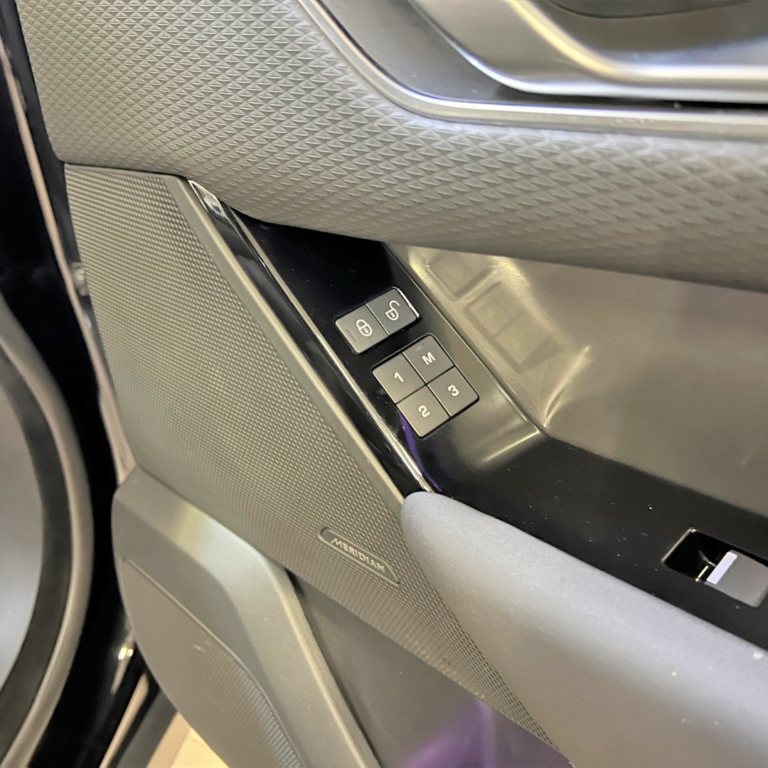 Дооснащение Range Rover Velar. Установка топовых сидений вместо базовых / Система контроля слепых зон / Оригинальные доводчики дверей и прочие 